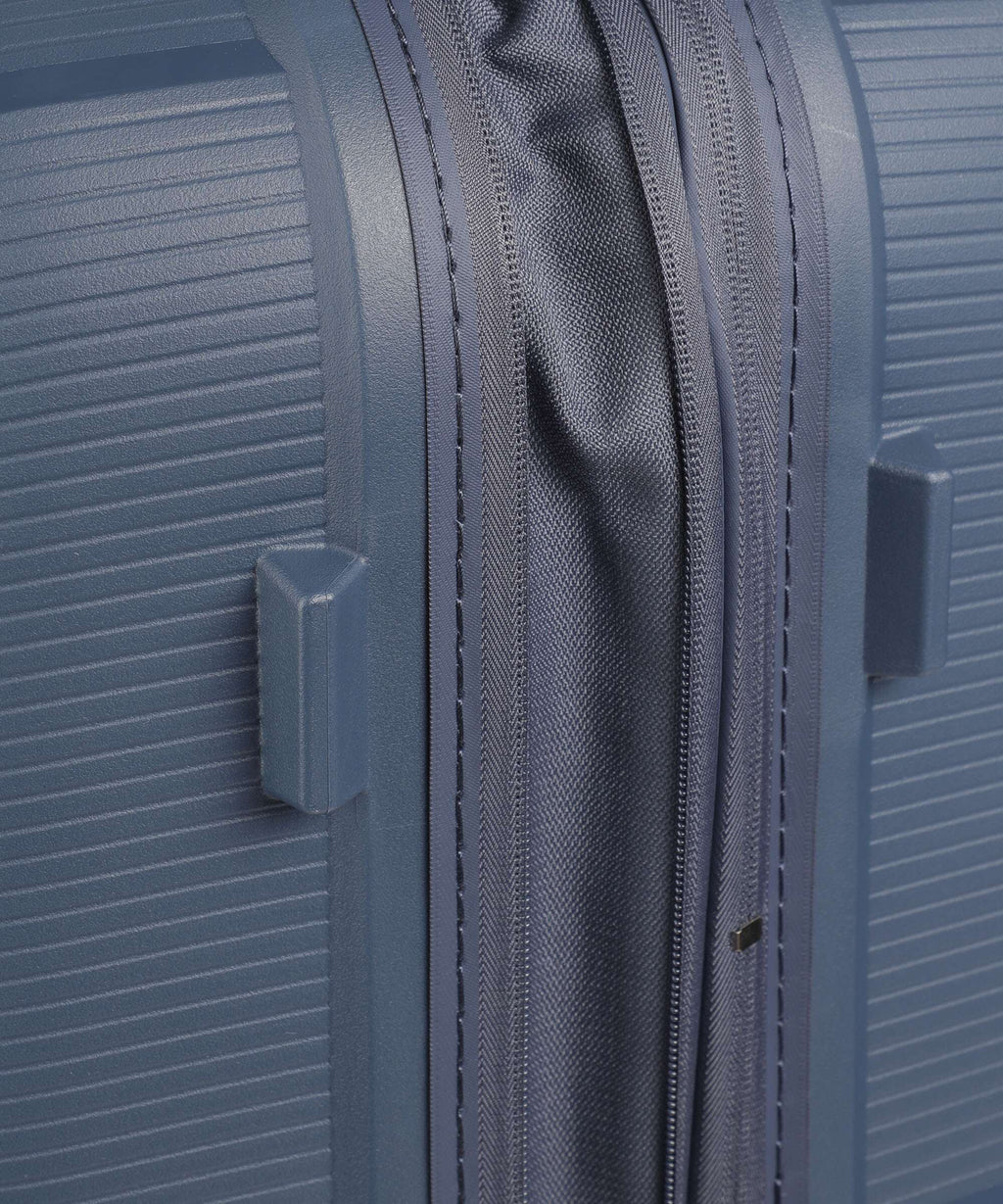 American Tourister Starvibe Spinner (4 wheels) navy