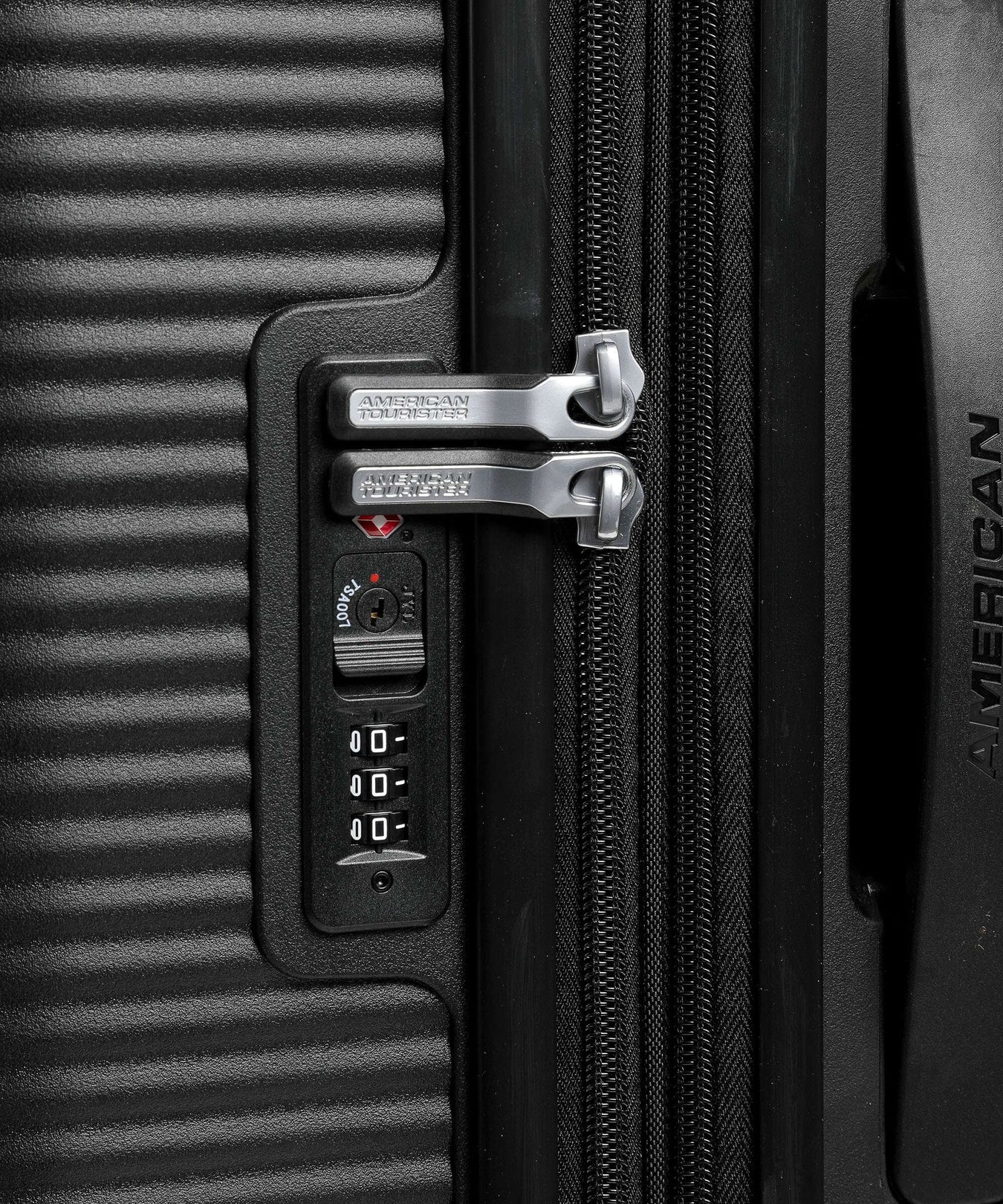 American Tourister Soundbox Spinner (4 wheels) bass black