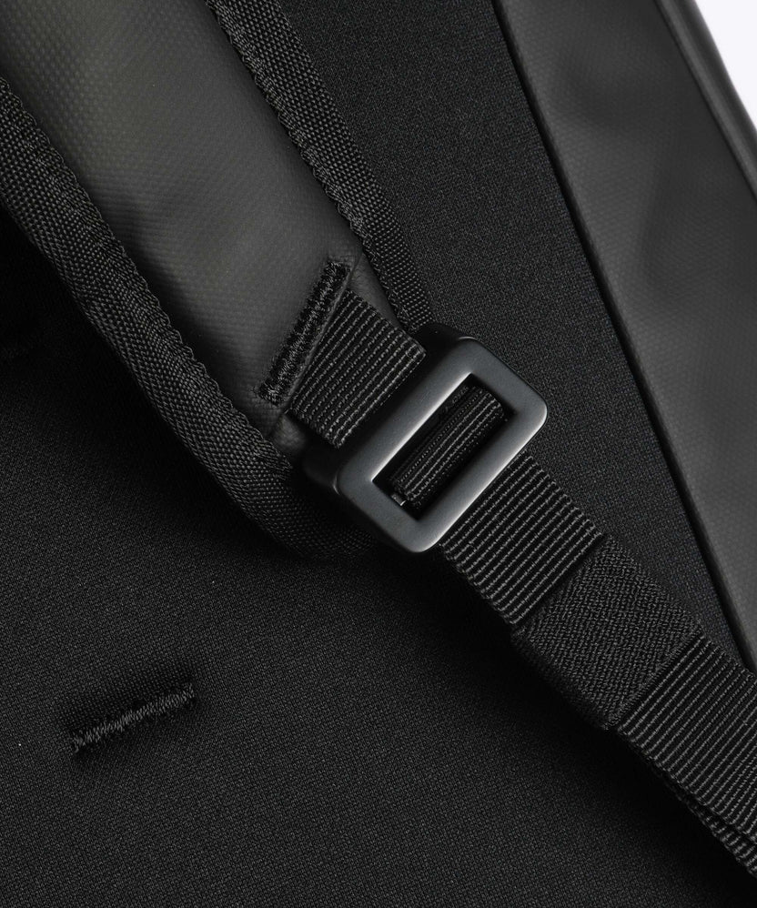 Db Hugger 30L Backpack black out