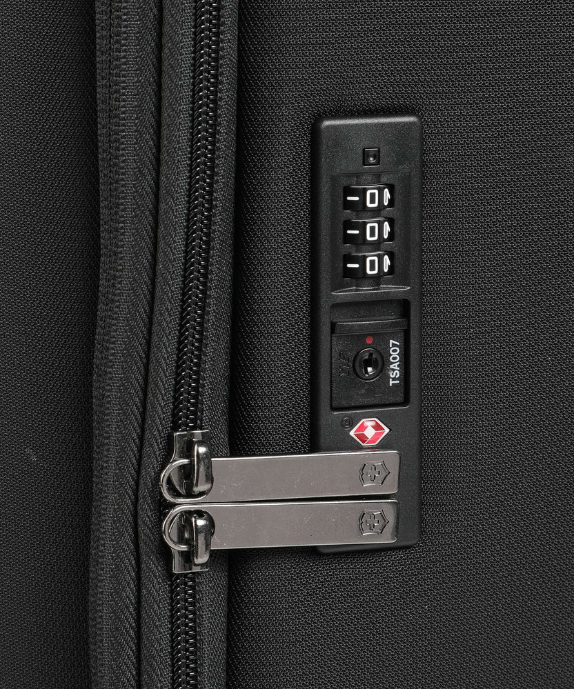 Victorinox Crosslight Medium Spinner (4 wheels) black