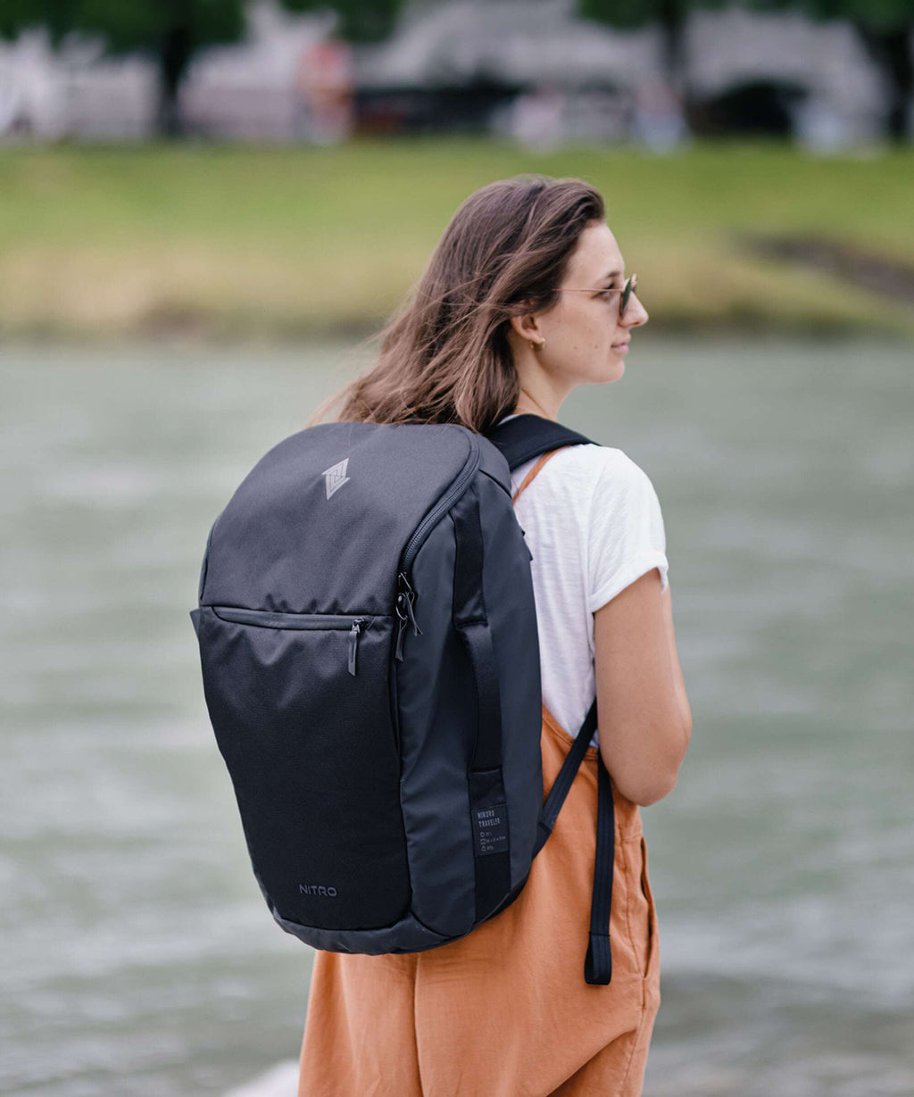 Nitro Nikuro Traveler 32 Travel backpack black out